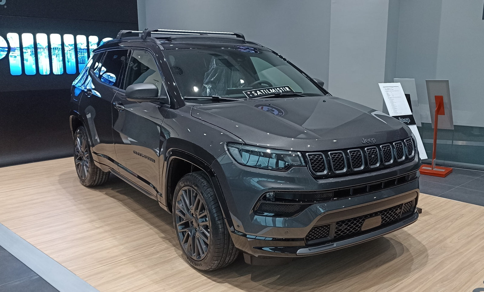 Jeep Compass Roof Rack-Crossbars Fits to for Flush Roof Rails Silver Color Jeep Compass Roof Rack-Crossbars Fits to for Flush Roof Rails Silver Color